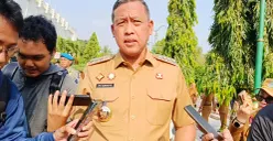 Wali Kota Bekasi, Tri Adhianto pastikan stok pangan jelang Nataru dalam kondisi stabil dan aman. (Sumber: Poskota/Nurpini Aulia Rapika.)