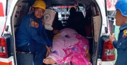 Petugas membantu evakuasi wanita obesitas di Bojonggede, Kabupaten Bogor, ke rumah sakit. (Sumber: Dok. Damkar Bogor)