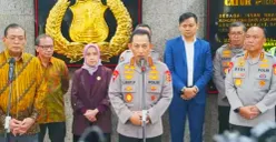 Potret Kapolri Jenderal Polisi Listyo Sigit Prabowo mengumumkan adanya pembalakan liar yang menyebabkan banjir Sumatra. (Sumber: Polri)