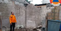 Petugas BPBD Kabupaten Bogor meninjau rumah warga yang terdampak longosran TPT Hotel. (Sumber: BPBD Kabupaten Bogor)