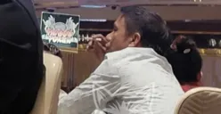 Foto unggahan akun Instagram @cat_warrior_indonesia yang memperlihatkan sosok pria mirip Sekjen PSSI Yunus Nusi duduk di meja kasino Singapura (Sumber: Instagram/@cat_warrior_indonesia)