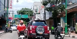 Suasana Jalan Gandawijaya Kota Cimahi, Jumat, 12 Desember 2025. (Sumber: Poskota/Gatot Poedji Utomo)