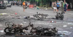 Sejumlah kendaraan bermotor hangus terbakar pascakerusuhan matel di kawasan Taman Makam Pahlawan Kalibata, Pancoran, Jakarta Selatan, Jumat, 12 Desember 2025. (Sumber: Poskota/Bilal Nugraha Ginanjar)