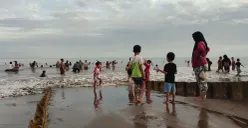 Pengelola tempat wisata di Kabupaten Lebak dilarang menaiki harga tiket saat momentum Nataru. (Sumber: Poskota/Samsul Fatoni)