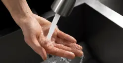 Ilustrasi aliran air yang tidak mengalir ke perumahan hingga warga geruduk PDAM Tirta Bhagasasi. (Sumber: Freepik)