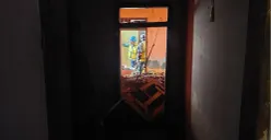 Kondisi rumah Sonita, di Kampung Leuweung Datar, RT 03/06, Desa Bojong Haleuang, Kecamatan Saguling, Kabupaten Bandung Barat rusak berat. (Sumber: Poskota/Gatot Poedji Utomo)