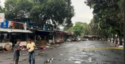 Suasana di lokasi kericuhan pengeroyokan terhadap debt collector hingga terjadi pembakaran terhadao sejumlah warung di Kalibata, Pancoran, Jaksel, Jumat, 12 Desember 2025. (Sumber: Poskota/Pandi Ramedhan)