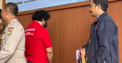 Direktur Utama PT Terra Drone Indonesia, Michael Wisnu Wardhana, resmi ditetapkan sebagai tersangka dalam kasus kebakaran maut yang menewaskan puluhan orang di gedung perusahaan tersebut di Kemayoran, Jakarta Pusat. (Sumber: Poskota/Ali Mansur)