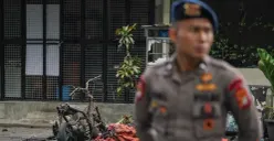 Petugas kepolisian di lokasi pascakerusuhan matel di kawasan Taman Makam Pahlawan Kalibata, Pancoran, Jakarta Selatan, Jumat, 12 Desember 2025. (Sumber: Poskota/Bilal Nugraha Ginanjar)