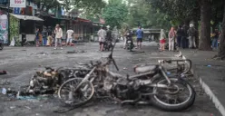 Warga berada di sekitar lokasi kerusuhan matel di kawasan Taman Makam Pahlawan Kalibata, Pancoran, Jakarta Selatan, Jumat, 12 Desember 2025. (Sumber: Poskota/Bilal Nugraha Ginanjar)