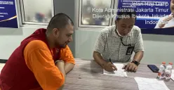 Ammar Joni (kiri) dipindahkan ke Lapas Narkotika Jakarta, pada Sabtu petang, 13 Desember 2025. (Sumber: Dok. Ditjenpas)