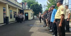 Kapolsek Cinere memimpin apel sinergitas bersama anggota Polsek dan potensi masyarakat di halaman Mapolsek Cinere, Depok, Sabtu, 13 Desember 2025, untuk mengantisipasi gangguan kamtibmas. (Sumber: Poskota/Angga Pahlevi)