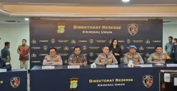 Polda Metro Jaya menetapkan enam anggota Satuan Pelayanan Markas (Yanma) Mabes Polri sebagai tersangka kasus dugaan pengeroyokan yang mengakibatkan dua mata elang (matel) berinisial MET dan NAT meninggal dunia. (Sumber: Poskota | Foto: Ali Mansur)