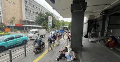 Sejumlah pengunjung kawasan Kota Tua yang hendak turun maupun maupun akan berangkat menaiki KRL di Stasiun Kota, Tamansari, Jakarta Barat, Sabtu, 14 Desember 2025. (Sumber: POSKOTA | Foto: Pandi Ramedhan)