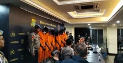 Polda Metro Jaya menetapkan enam anggota Satuan Pelayanan Markas (Yanma) Mabes Polri sebagai tersangka kasus dugaan pengeroyokan yang mengakibatkan dua mata elang (matel) berinisial MET dan NAT meninggal dunia. (Sumber: Poskota | Foto: Ali Mansur)