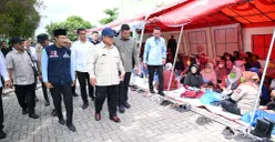 Mendagri, Tito Karnavian (kiri), bersama sejumlah menteri dan pejabat mendampingi Presiden RI, Prabowo Subianto meninjau kondisi warga terdampak bencana di Kabupaten Langkat, Sumut, Sabtu, 13 Desember 2025. (Sumber: Puspen Kemendagri)