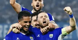 Pemain Persib Bandung merayakan keberhasilan menjadi juara Grup G AFC Champions League Two 2025/26 dan memastikan tiket ke babak 16 besar. (Sumber: Instagram/@persib)
