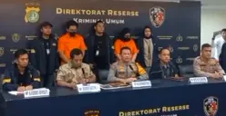 Dua tersangka kasus penipuan wedding organizer (WO) Ayu Puspita saat ditampilkan kepada awak media di Polda Metro Jaya, Jakarta Selatan, Sabtu, 13 Desember 2025. (Sumber: POSKOTA | Foto: Ali Mansur)