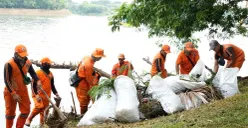 Petugas PPSU saat membersihkan area Waduk Ria Rio, Jakarta Timur, pada Sabtu, 13 Desember 2025. (Sumber: Dok. Kominfotik Pemprov Jakarta)