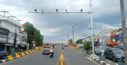 Pengendara melintas di bawah Kamera ETLE di Flyover Cibinong, Minggu 14 Desember 2025. (Sumber: Poskota/Giffar Rivana)