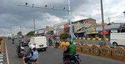 Polres Bogor memasang ETLE pertama di Kabupaten Bogor, di flyover Cibinong, yang beroperasi pada Januari 2026. (Sumber: POSKOTA | Foto: Giffar Rivana)