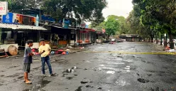 Kondisi kios-kios pedagang di kawasan Kalibata, Pancoran, Jakarta Selatan, yang dibakar oknum saat insiden kericuhan matel. (Sumber: Poskota/Pandi Ramedhan)