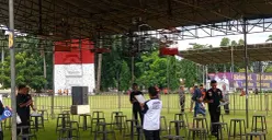 Dewan juri saat melakukan penilaian dalam kompetisi burung berkicau Piala Bupati Bogor 2025 di Lapangan Tegar Beriman, Cibinong, Minggu, 14 Desember 2025. (Sumber: POSKOTA | Foto: Giffar Rivana)