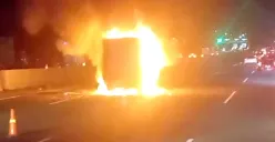 Mobil box di Tol Jagorawi terbakar hebat diduga akibat konsleting listrik. (Sumber: istimewa)