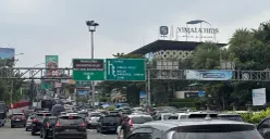 Sukarelawan dikerahkan di kawasan Puncak, Cibinong, Kabupaten Bogor, bertepatan libur Nataru. (Sumber: Poskota/Giffar Rivana)