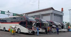 Suasana di Terminal Bus Bekasi, Kota Bekasi, cenderung stabil menjelang Hari Raya Natal dan Tahun Baru. (Sumber: POSKOTA | Foto: Nurpini Aulia Rapika)