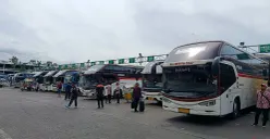 Suasana di Terminal Bus Bekasi, Kota Bekasi cenderung stabil menjelang Hari Raya Natal dan Tahun Baru. (Sumber: POSKOTA | Foto: Nurpini Aulia Rapika)