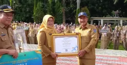 Wakil Wali Kota Depok Chandra Rahmansyah memberikan penghargaan kepada Kepala DP3AP2KB, Nessi Annisa Handari. (Sumber: Istimewa)
