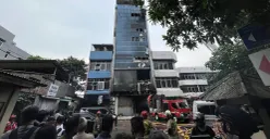 Kondisi Gedung Terra Drone pascakebakaran pada Selasa, 9 Desember 2025. (Sumber: POSKOTA | Foto: Pandi Ramedhan)