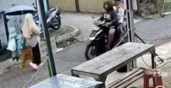 Komplotan pejambret tiga orang berboncengan motor Honda Beat merampas tas milik ibu-ibu sedang jalan di kali Cilodong, Kota Depok. (Sumber: Instagram/@infodepok)