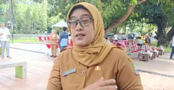 Kepala Dinas Kesehatan Kota Bekasi, Satia Sriwijayanti Anggraini pastikan kandungan air di Spot Air Minum Berbayar di Plaza Pemkot Bekasi aman dan bebas bakteri E Coli. (Sumber: Poskota/Nurpini Aulia Rapika)