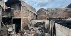 Kondisi tiga rumah warga yang terbakar di Jalan Dokter Makaliwe I RT 04 RW 07 Kelurahan Grogol, Kecamatan Grogol Petamburan, Jakarta Barat, Senin, 14 Desember 2025. (Sumber: Poskota | Foto: Pandi Ramedhan)
