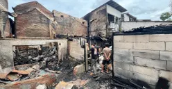 Kondisi tiga rumah warga yang terbakar di Jalan Dokter Makaliwe I RT 04 RW 07 Kelurahan Grogol, Kecamatan Grogol Petamburan, Jakarta Barat, Senin, 14 Desember 2025. (Sumber: Poskota/Pandi Ramedhan)