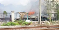 Sebanyak tiga rumah di Jalan Dokter Makaliwe I RT 04 RW 07 Kelurahan Grogol, Kecamatan Grogol Petamburan, Jakarta Barat, ludes dilalap sijago merah, Senin, 15 Desember 2025. (Sumber: Istimewa)