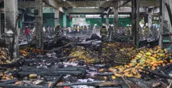 Dinas Gulkarmat melakukan proses pemadaman kebakaran di Pasar Induk Kramat Jati, Jakarta Timur, Senin 15 Desember 2025. (Sumber: Poskota/Bilal Ginanjar Nugraha)