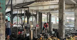 Situasi kios buah terdampak kebakaran di Pasar Induk Kramat Jati, Jakarta Timur, Senin, 15 Desember 2025. (Sumber: Poskota | Foto: M. Tegar Jihad)