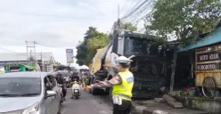 Kanit Lantas Polsek Bojongsari Iptu Suwardi melakukan penjagaan pengaturan lalu lintas di lokasi truk terguling di Jalan Raya Bojongsari - Parung. (Sumber: Lantas Polsek Bojongsari)