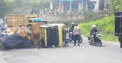 Sebuah unit truk pengangkut sampah nampak terguling di kawasan Jalan Raya Cipatat, Senin 15 Desember 2025. (Sumber: Poskota/Gatot Poedji Utomo)