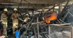 Situasi kios buah terdampak kebakaran di Pasar Induk Kramat Jati, Jakarta Timur, Senin, 15 Desember 2025. (Sumber: Poskota/M. Tegar Jihad)