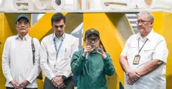 Menko PM Muhaimin Iskandar (kedua kanan) meresmikan rute penerbangan Kualanamu - Rembele maskapai Wings Air, guna mempercepat bantuan ke wilayah terdampak bencana di Sumatra, Senin, 15 Desember 2025. (Sumber: Istimewa)