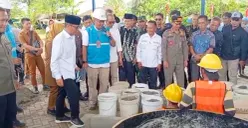 Mendes PDT dan BNPT saat meresmikan workshop pembuatan paving block di Desa Muruy, Kecamatan Menes, Pandeglang. (Sumber: Poskota/Samsul Fatoni)