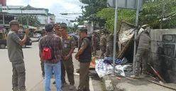 Petugas Pol PP Kota Depok membongkar puluhan bangunan liar. (Sumber: Dok. Satpol PP Kota Depok)