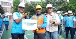 General Manager PLN UID Jakarta Raya, Moch. Andy Adchaminoerdin bersama Ketua YBM PLN UID Jakarta Raya, Frans Handoko secara simbolis menyerahkan bantuan kemanusiaan untuk masyarakat terdampak bencana. (Sumber: Dok. PLN UID Jakarta Raya)