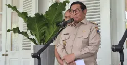 Gubernur Jakarta Pramono Anung saat menyampaikan pernyataan kepada awak media di Balai Kota DKI Jakarta, Senin, 15 Desember 2025. (Sumber: Poskota/M. Tegar Jihad)