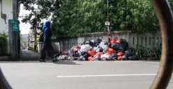Sampah rumah tangga menumpuk di tepi jalan kawasan Ciputat, Tangerang Selatan, akibat tidak diangkut hampir sepekan setelah penutupan TPA Cipeucang. (Sumber: Poskota | Foto: Dhiya Ahmad Fauzan)