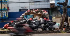 Tumpukan sampah rumah tangga terlihat menggunung di kawasan permukiman Ciputat, Tangerang Selatan, menyusul terhambatnya pengangkutan sampah pascapenutupan TPA Cipeucang. (Sumber: Poskota | Foto: Dhiya Ahmad Fauzan)